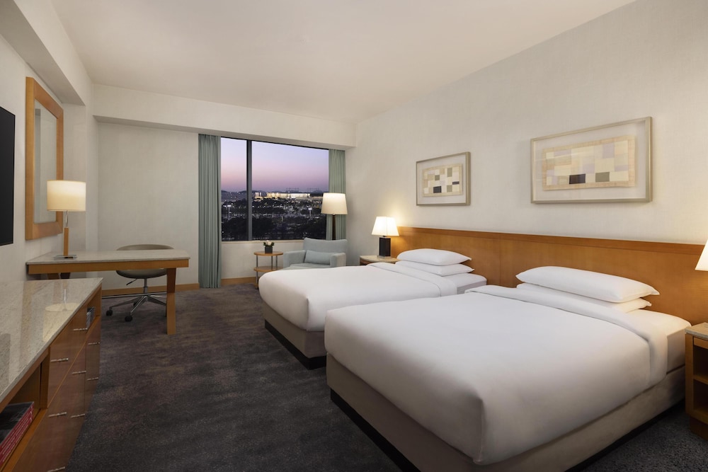 CLUB, TWIN BEDS