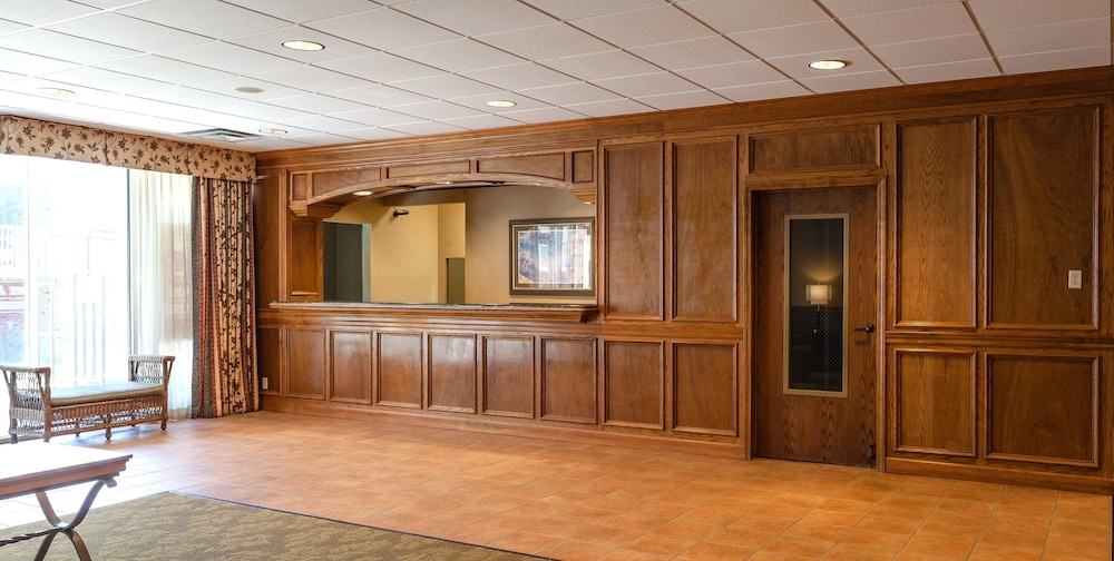 Red Roof Inn & Suites DeKalb 8/40