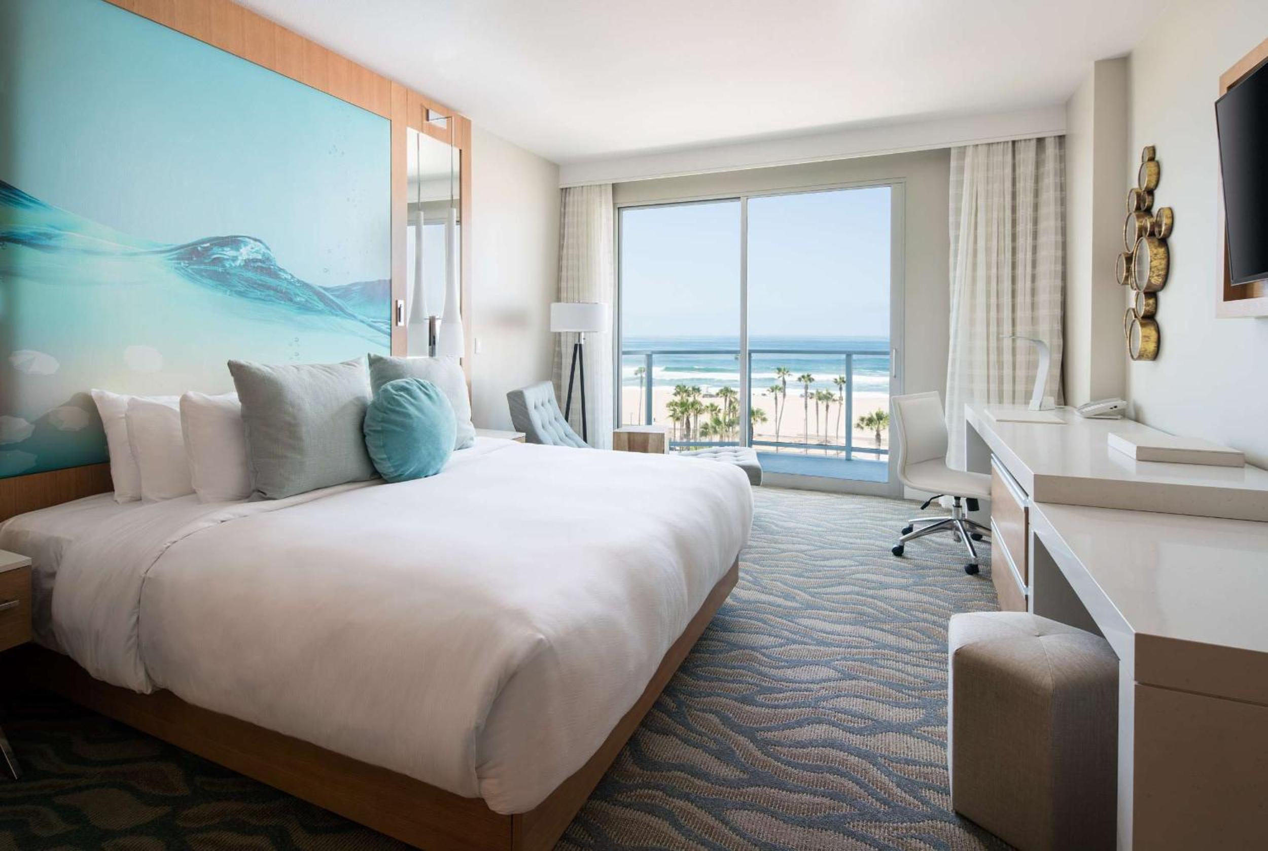 2 Bedrooms, Adjoining, 2 King Beds, Ocean Front
