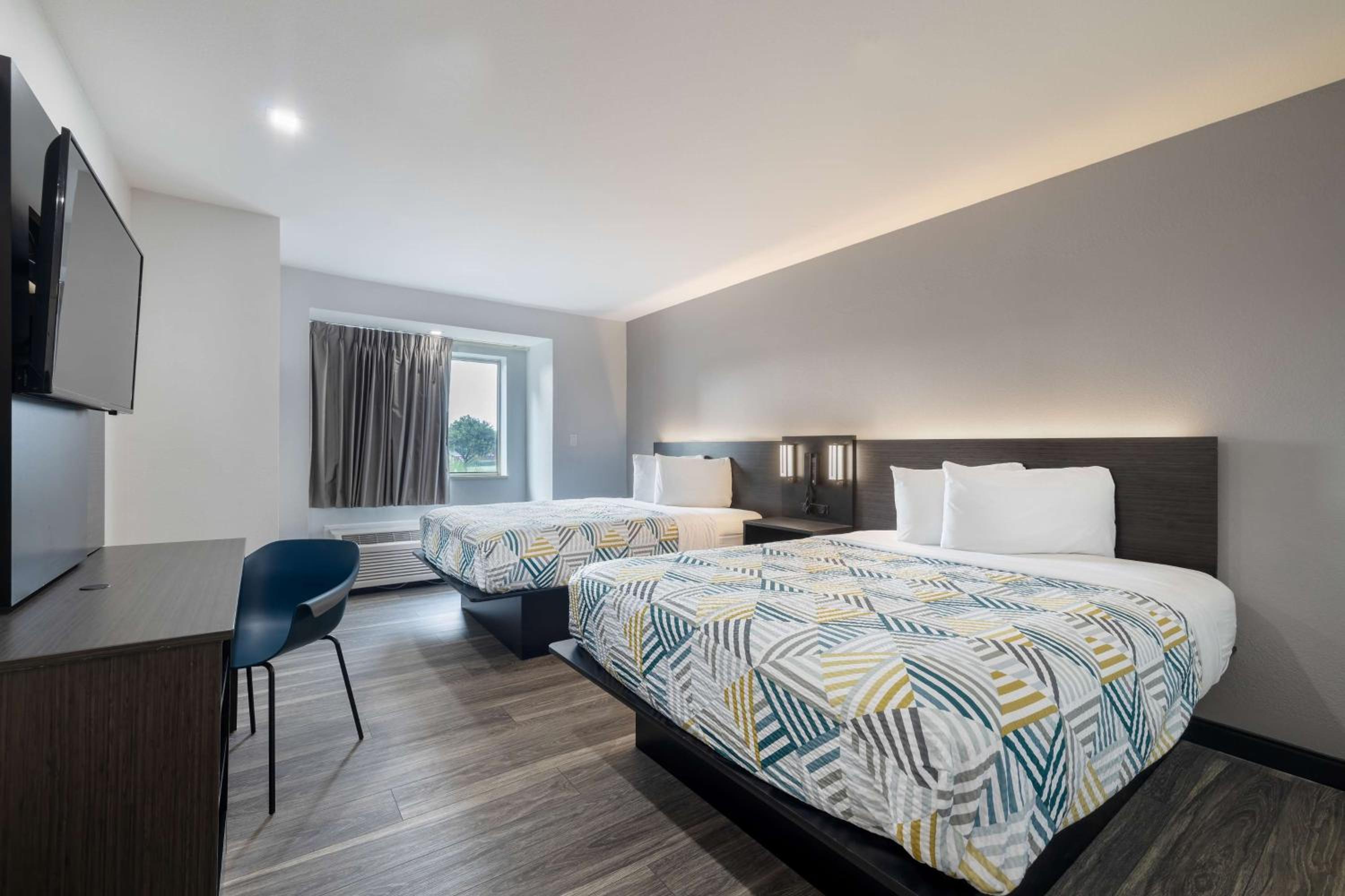 SUITE, QUEEN BED