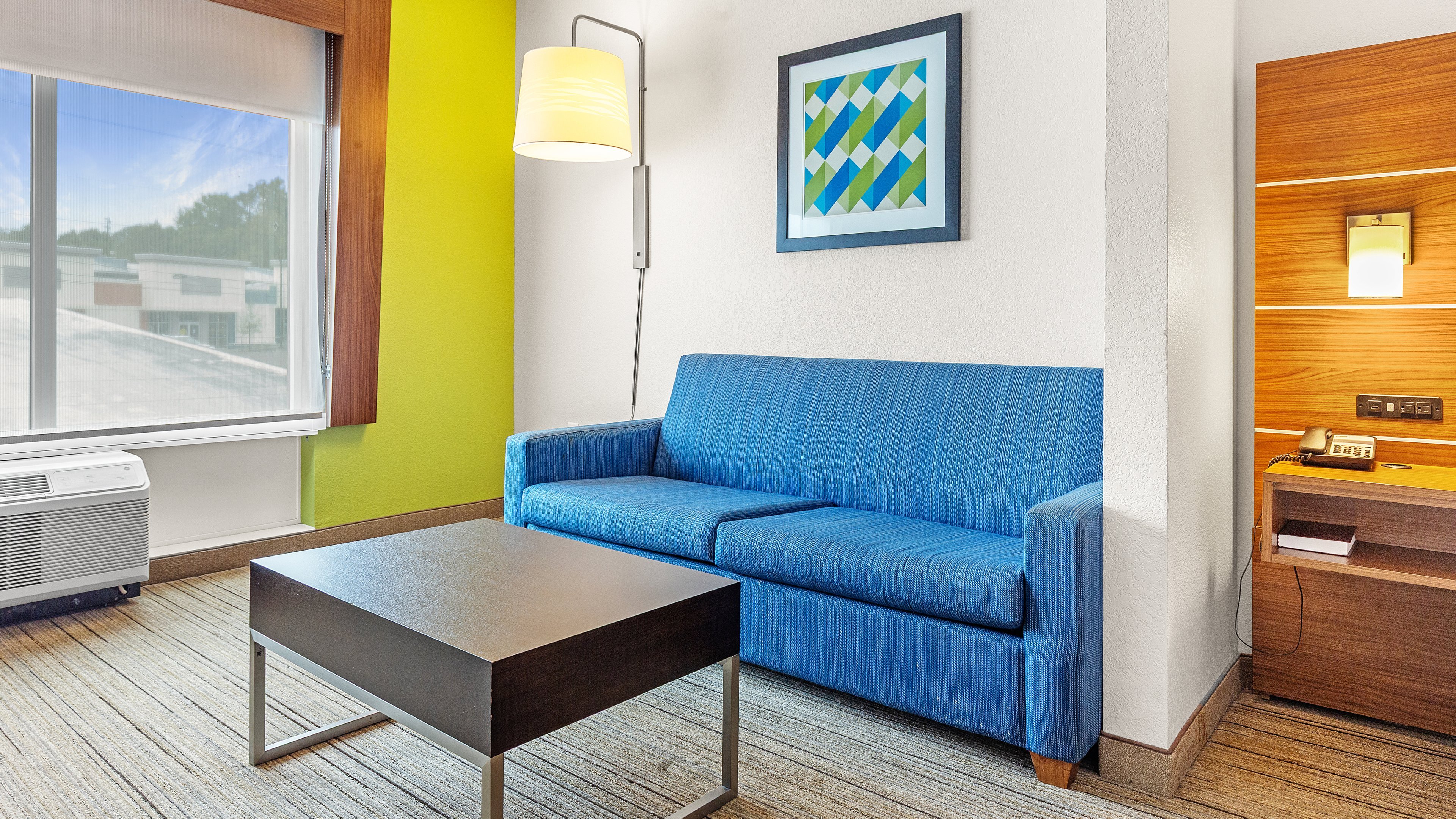 Holiday Inn Express Suites Mobile University Area 22/33