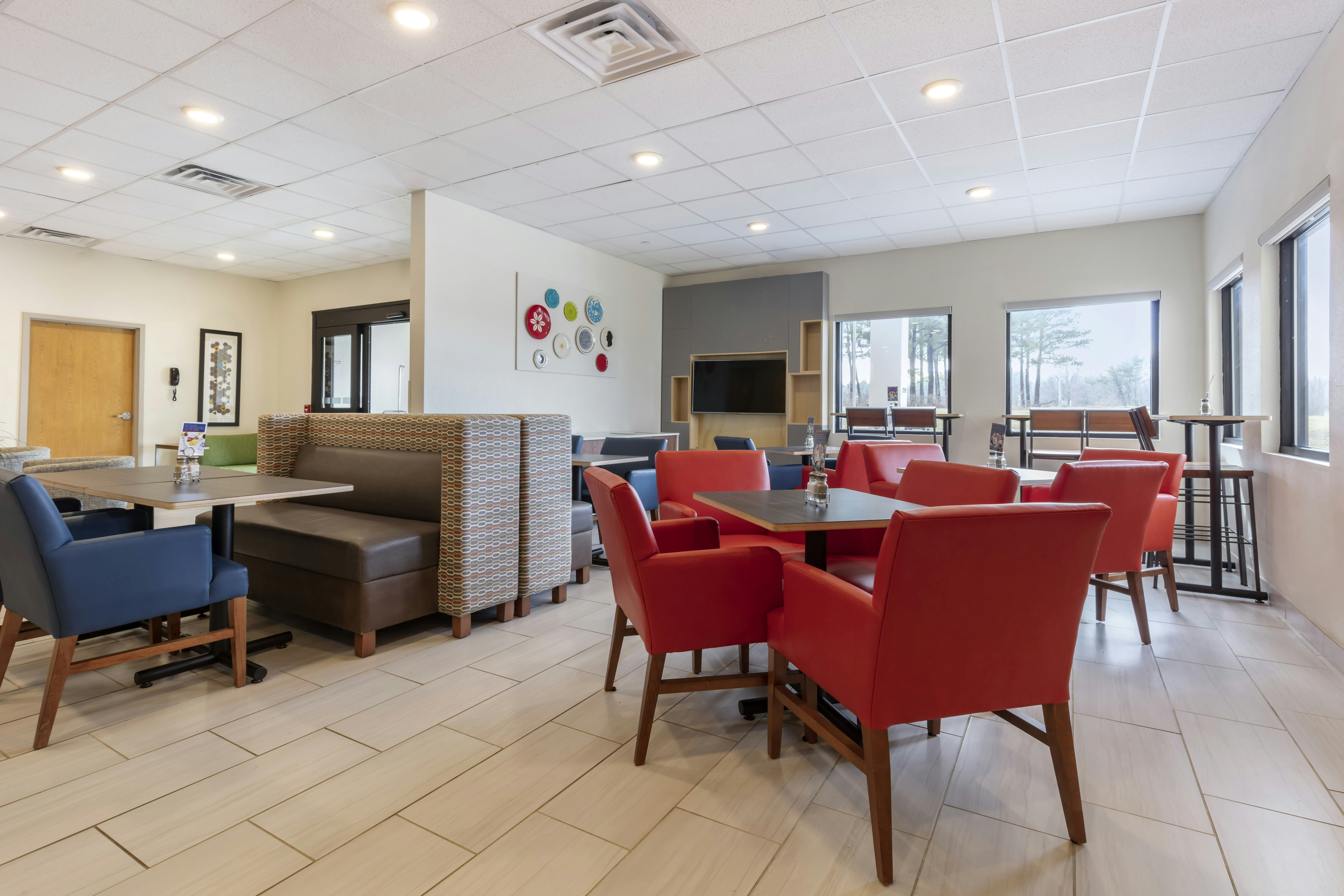 Holiday Inn Express Metropolis 33/43