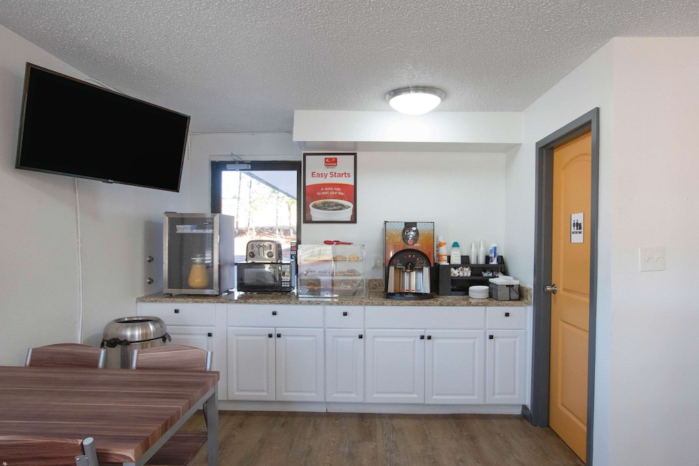 Econo Lodge Lithonia 23/29