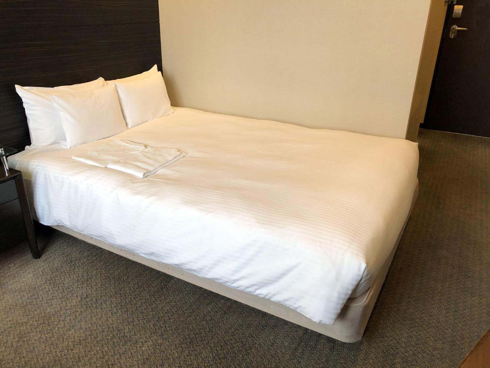 ROOM, DOUBLE BED