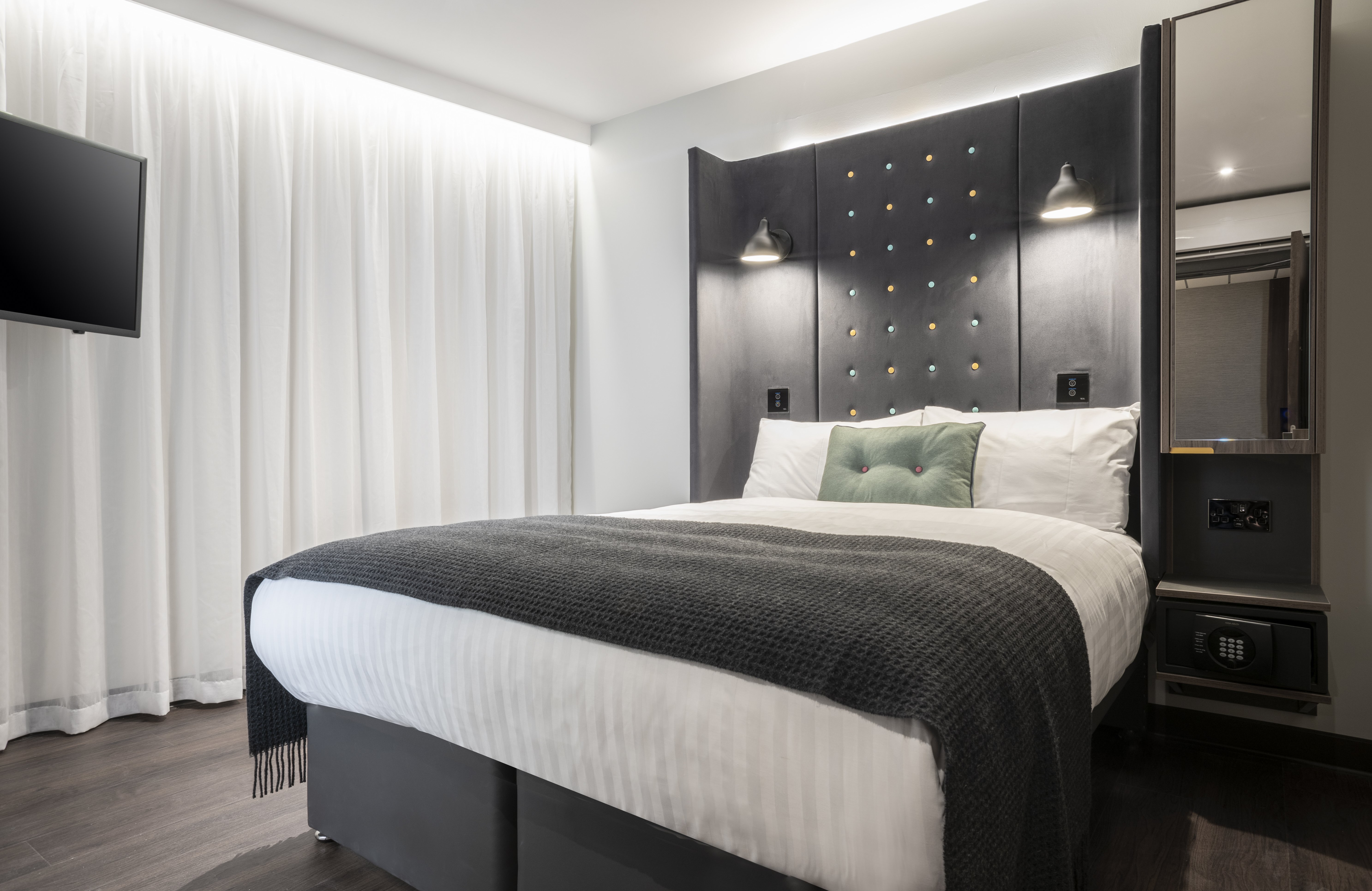 COZY, DOUBLE BED, NO WINDOW