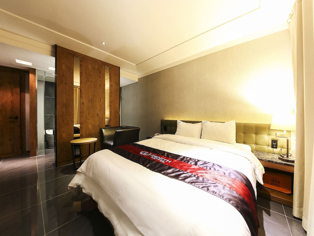 Zenith Hotel 26/63