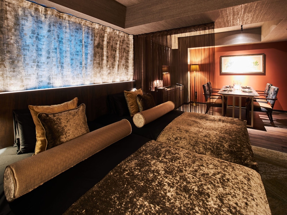 Roppongi Hotel S 56/75