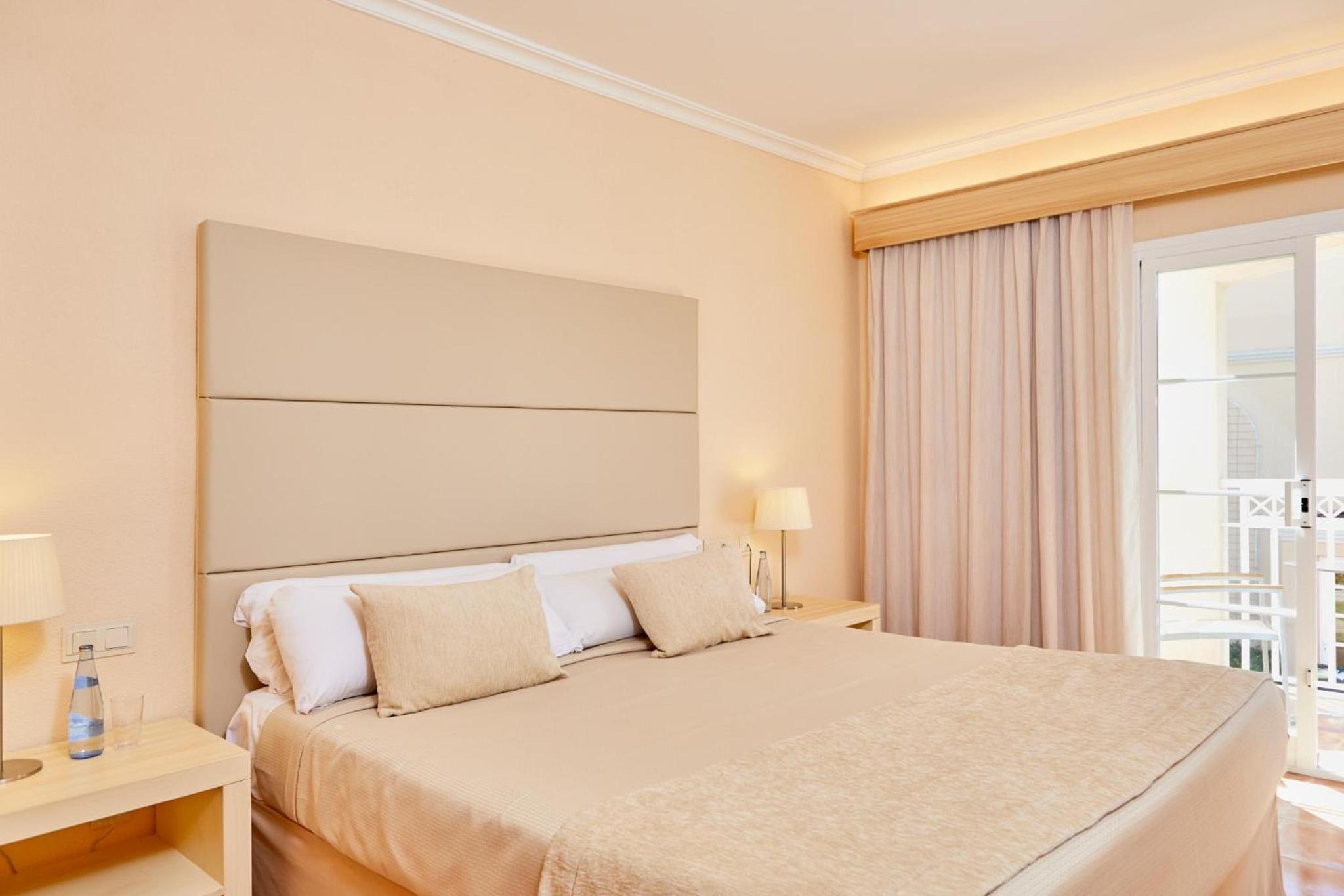 1 BEDROOM, SUITE