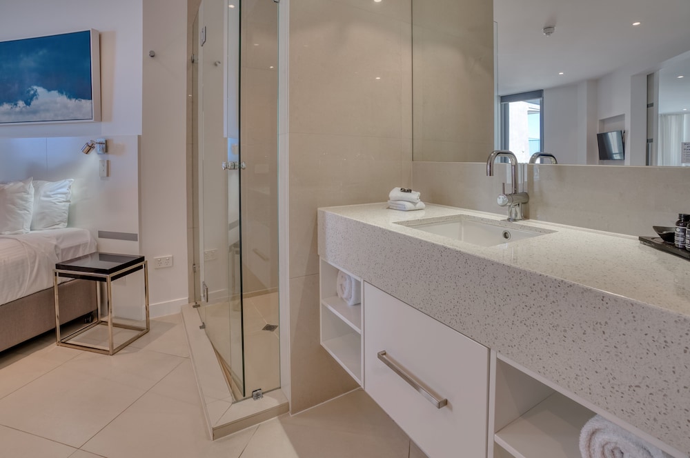 1 Bedroom, Spa, Penthouse, King Bed, Partial Beach View, On The Beach Noosa 7/8