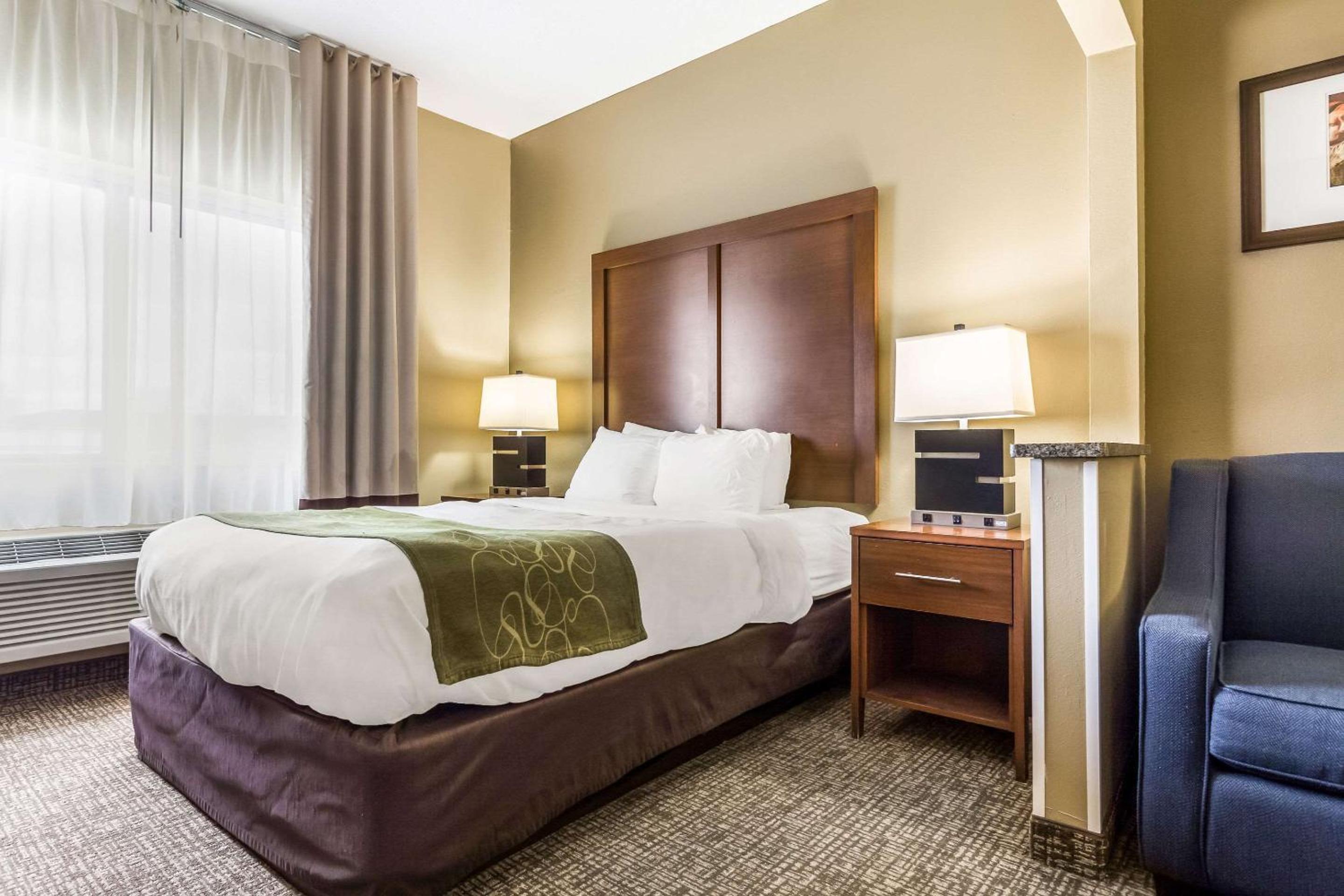 SUITE, QUEEN BED