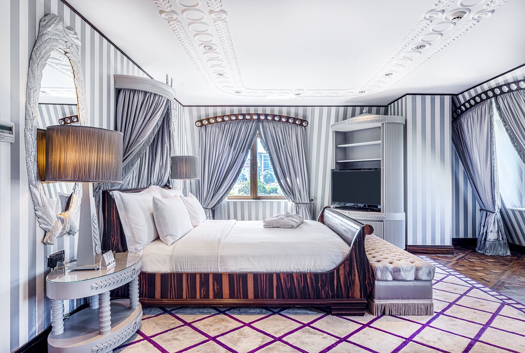 PRESIDENTIAL, SUITE, KING BED, SAUNA, HOT TUB