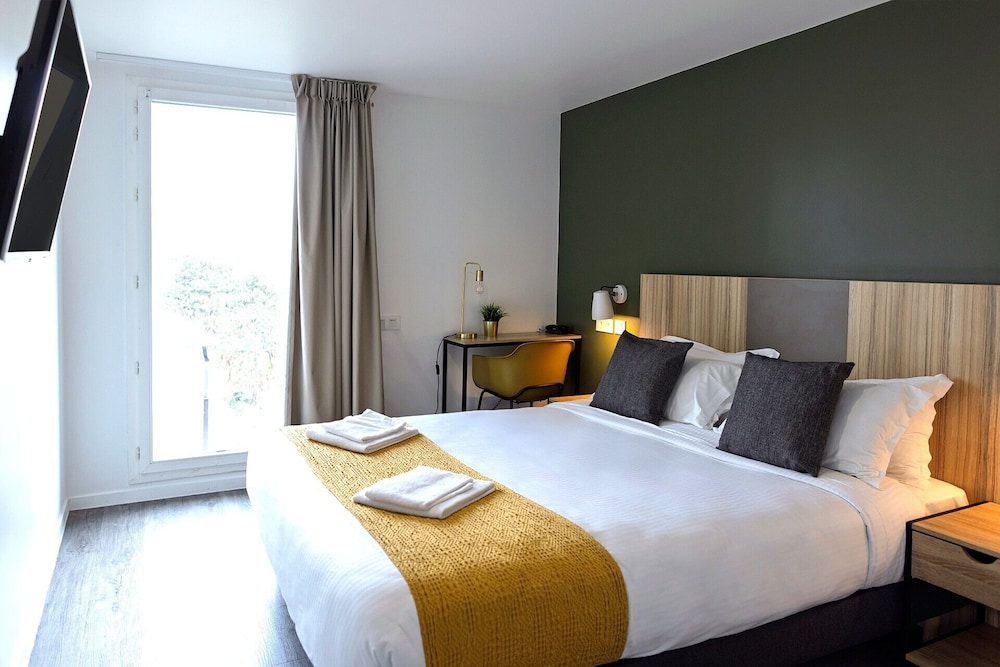 2 BEDROOMS, BUSINESS, SUITE