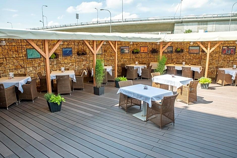 RESTAURANT AND DESIGN HOTEL NOEM ARCH 51/54