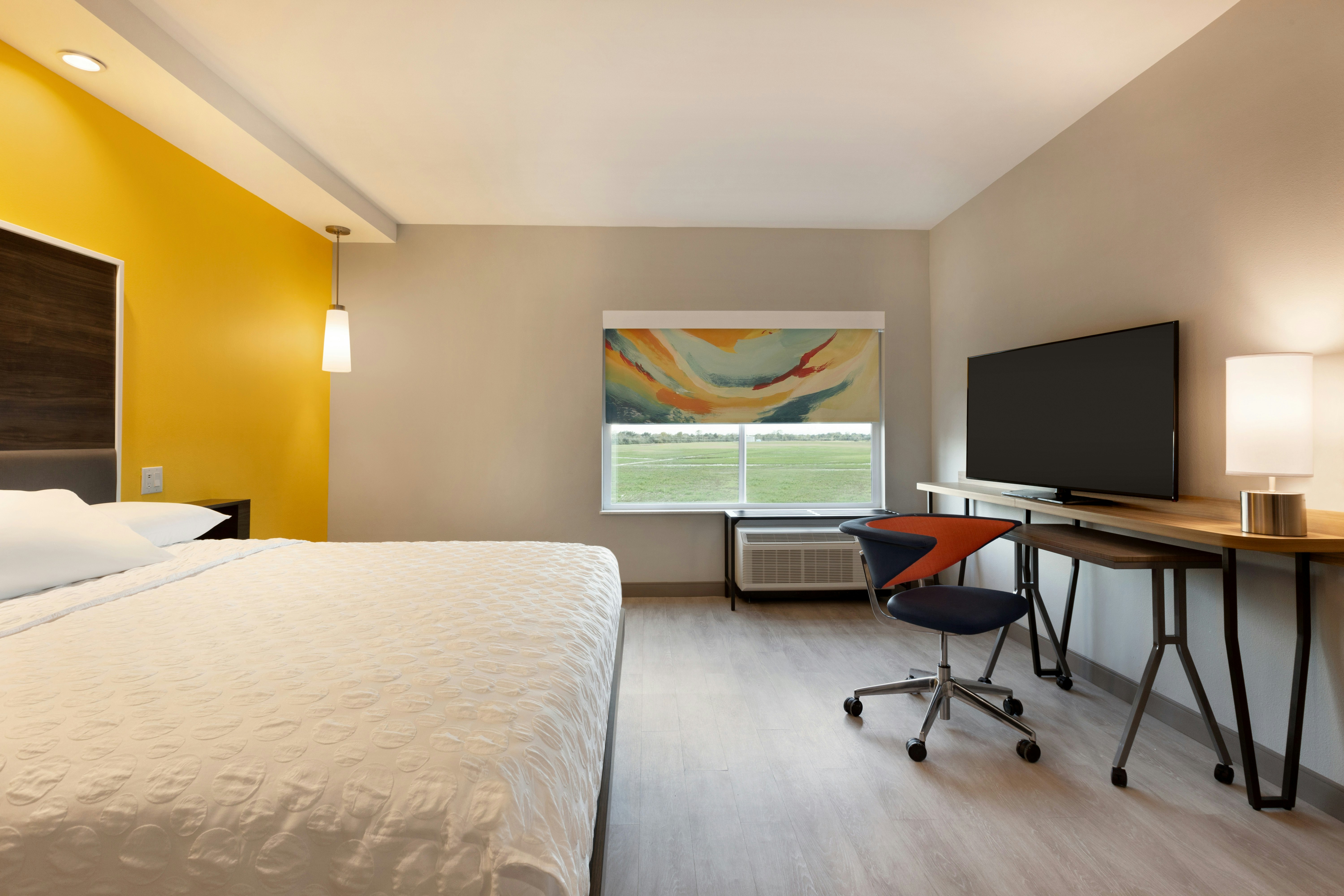 غرفة بسرير كينج بحوض استحمام لذوي الإعاقة