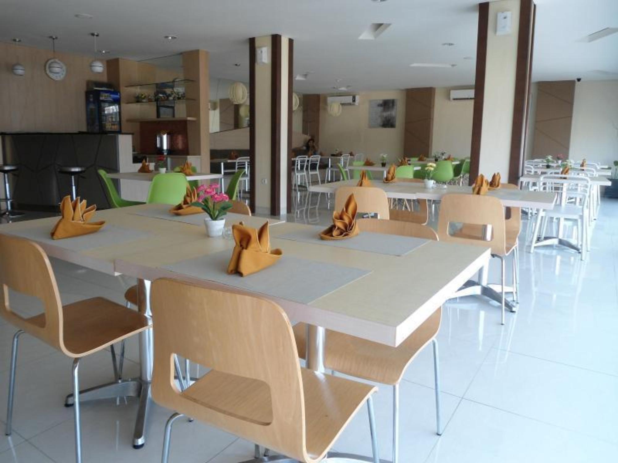 Max Hotel Panakkukang Makassar By LIFE 18/30