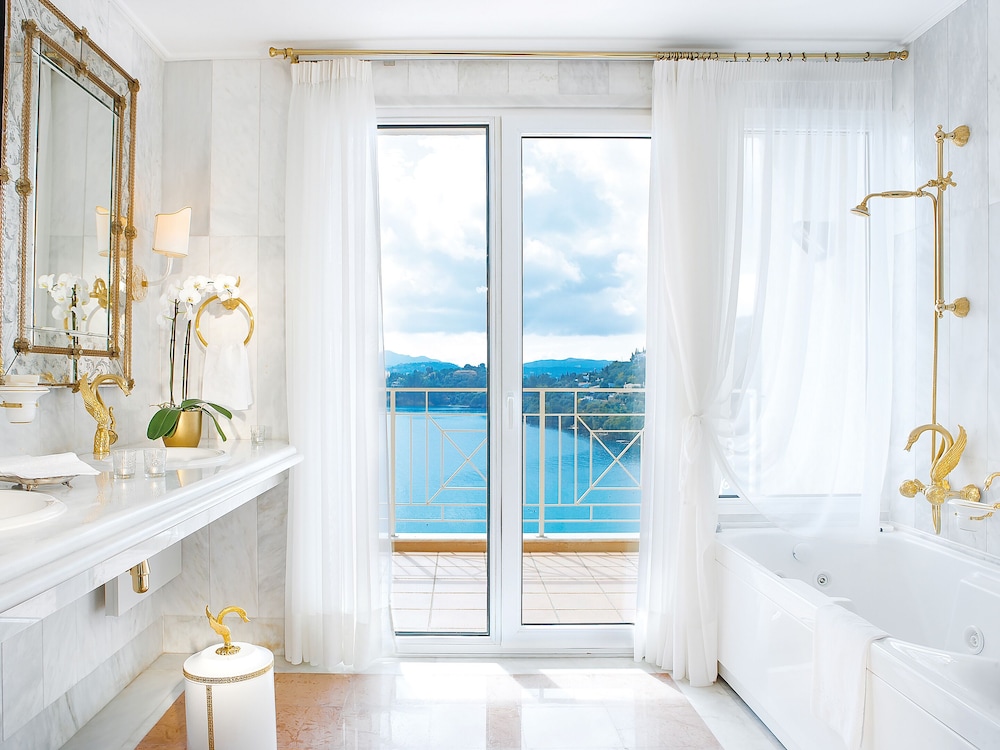 Corfu Imperial, A Resort to Live 73/74