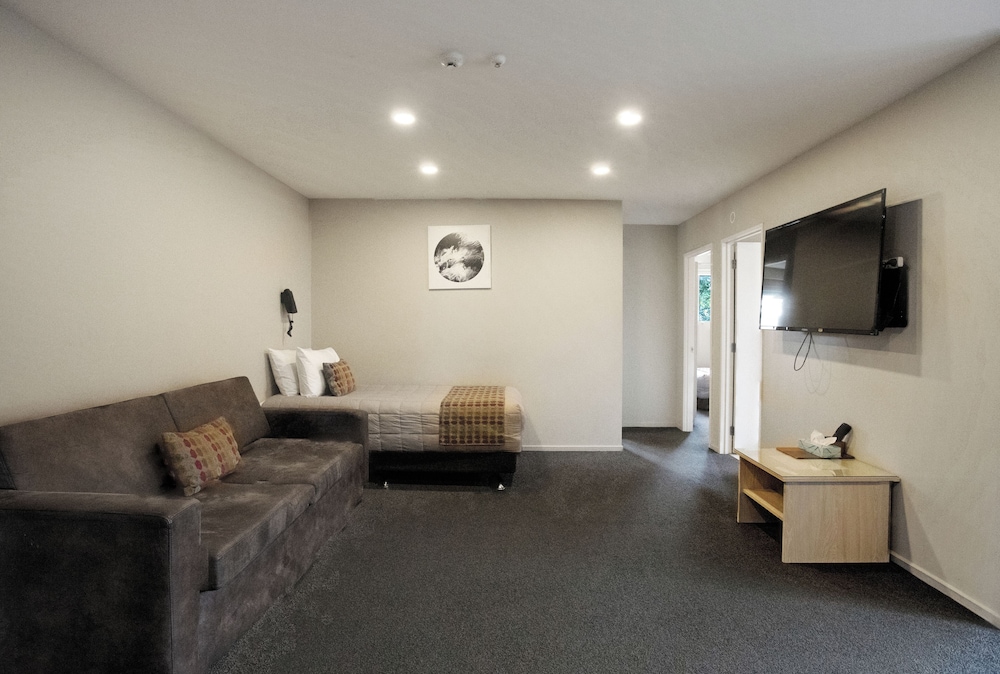 Ellerslie Palms Motel 44/68