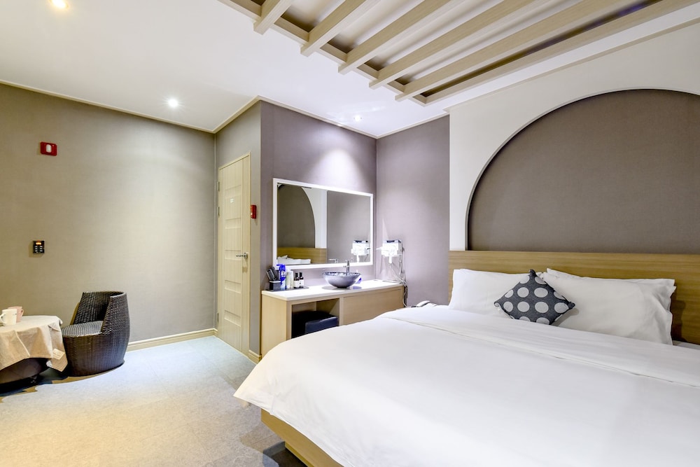 1 Night 2 Days Hotel 9/22