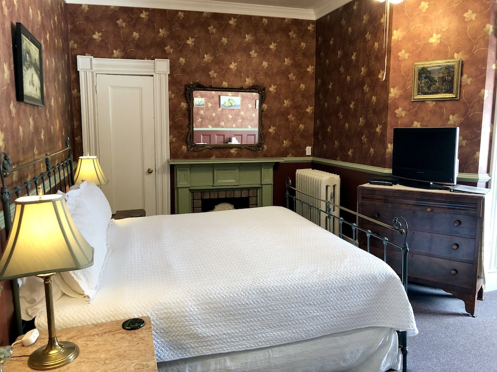 Rogues Harbor Inn 21/50