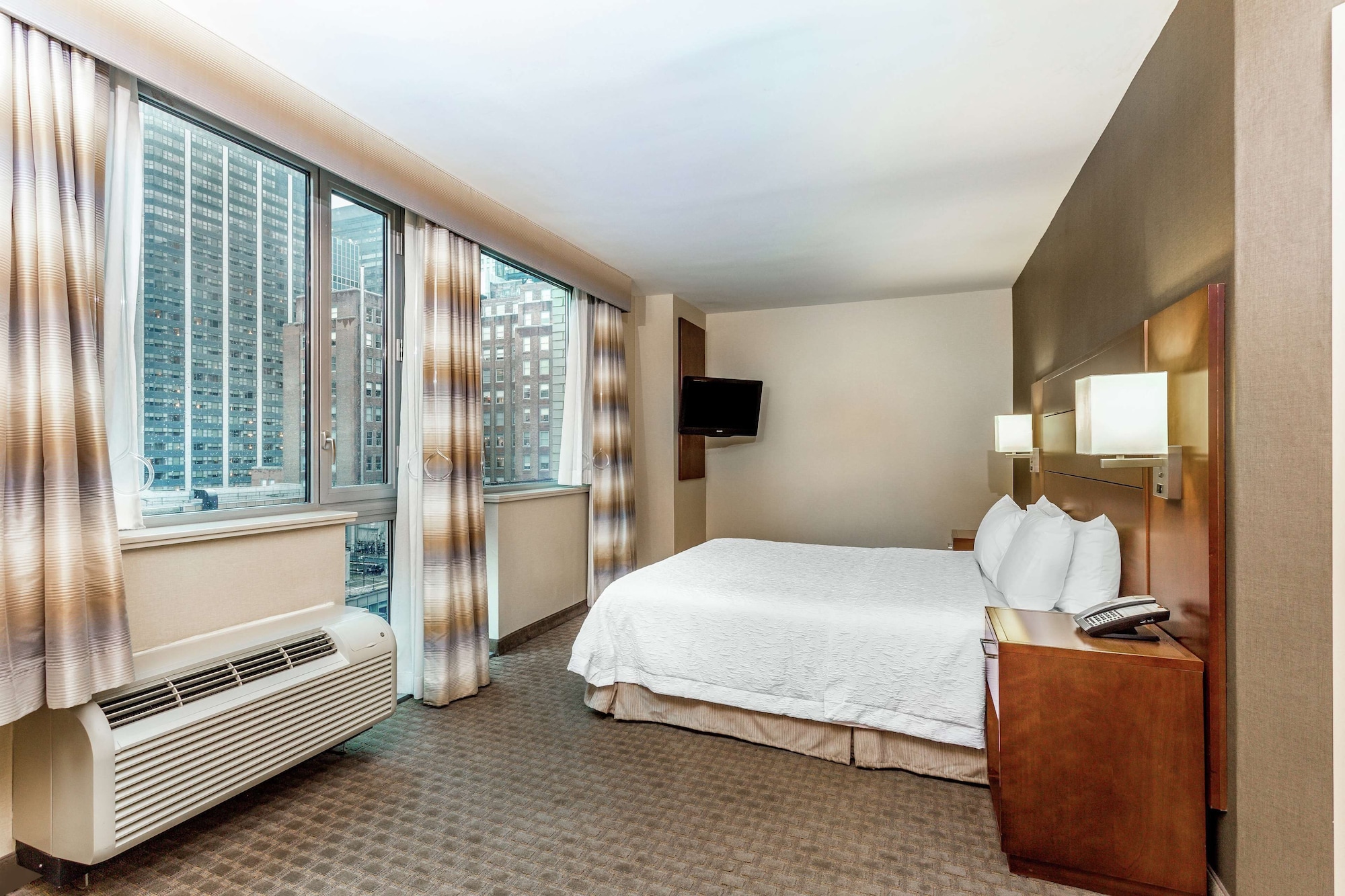 ROOM, KING BED, CITY VIEW, BATHTUB, ACCESSIBLE