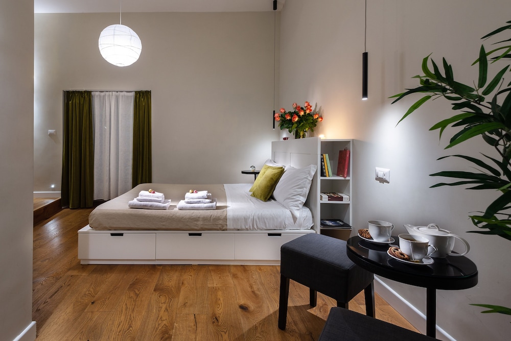 Claudia Rooms 18/39