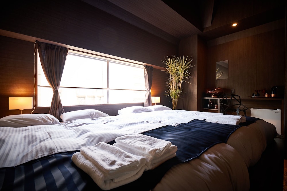 ROOM, DOUBLE OR TWIN BED, PRIVATE BATHROOM