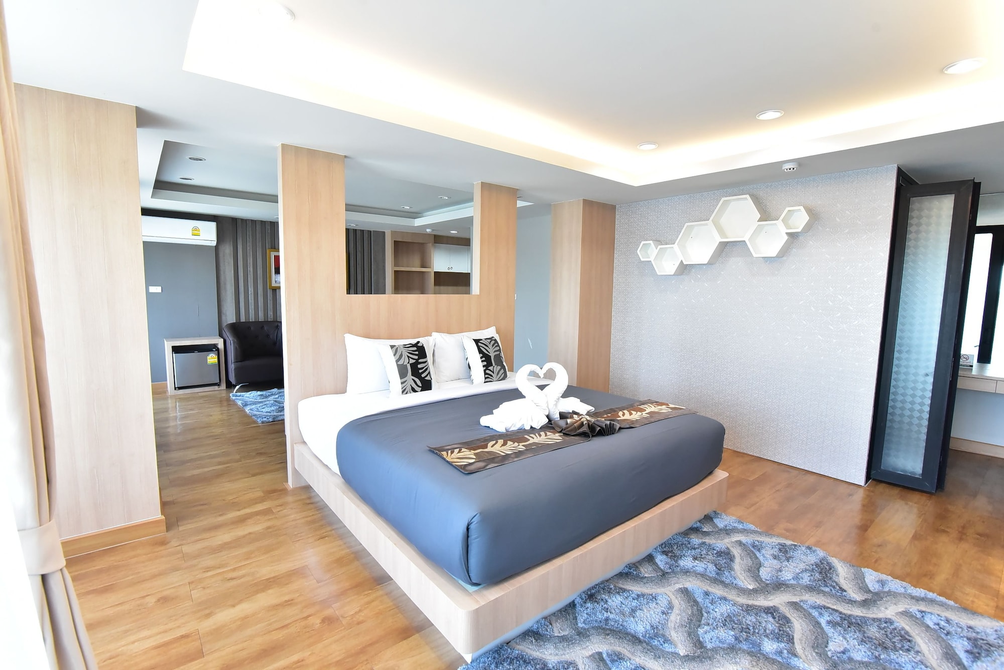 DELUXE, SUITE