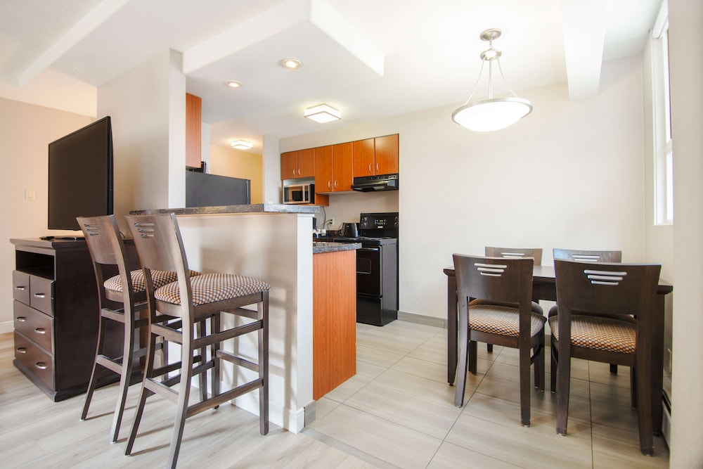 Coast Calgary Downtown Hotel and Suites by APA 42/61
