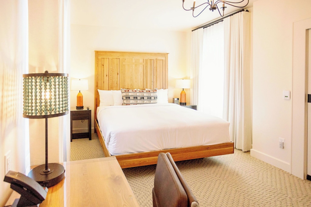 ROOM, KING BED