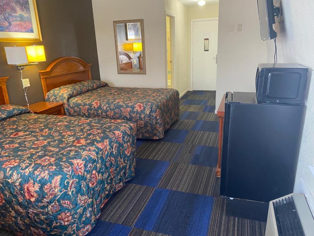 Country Club Inn &amp; Suites 27/51