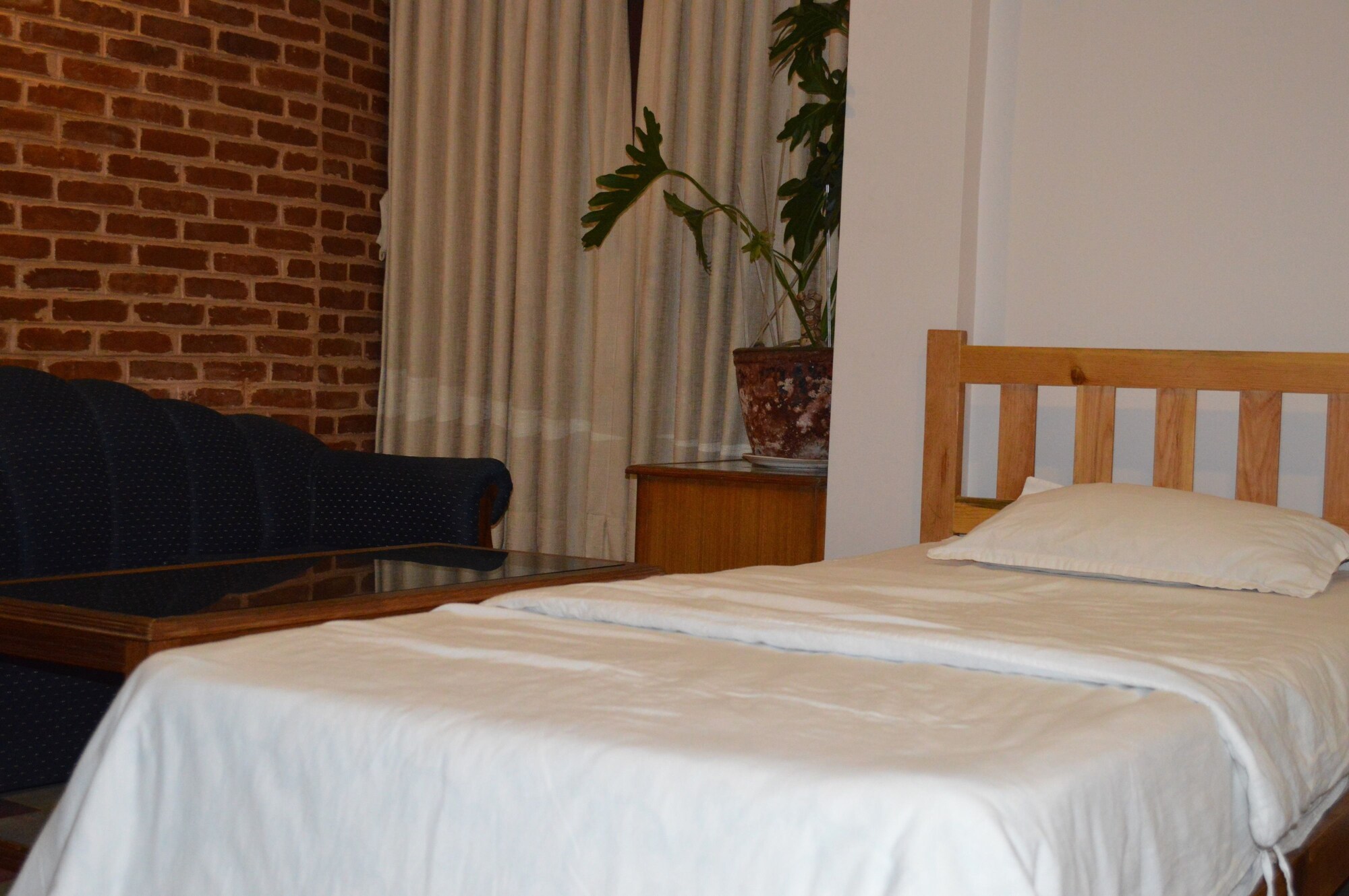BASIC, STUDIO, TWIN BEDS