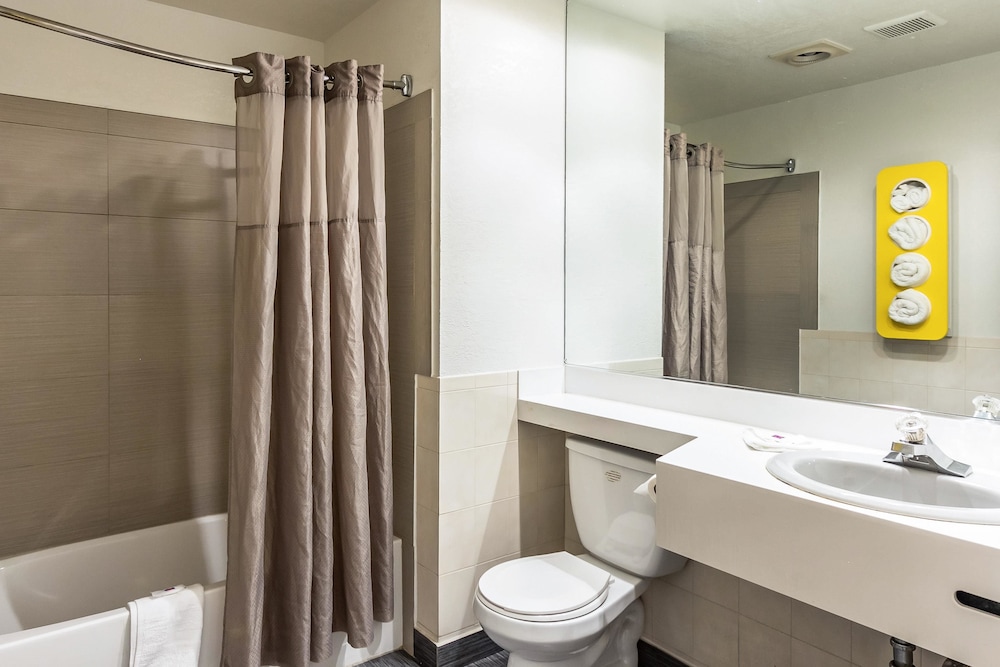 Motel6 Elizabeth, NJ - Newark Liberty Intl Airport 42/45