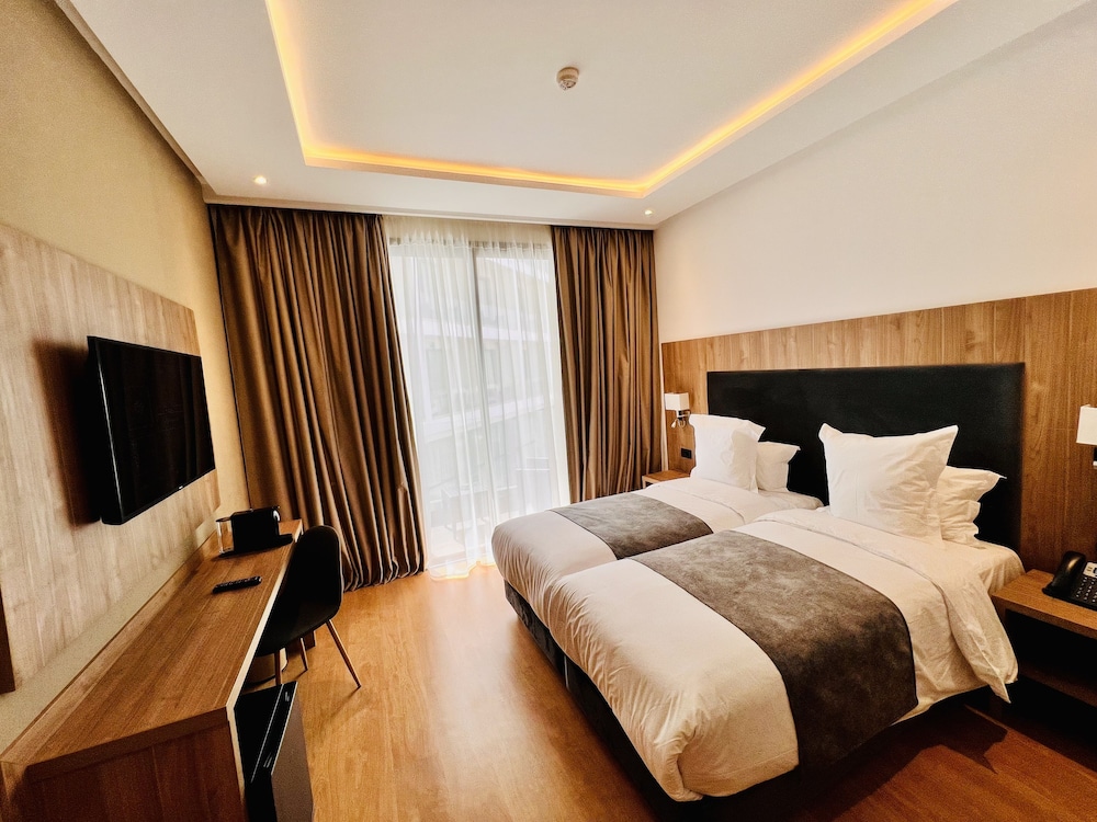 DELUXE, DOUBLE OR TWIN BED