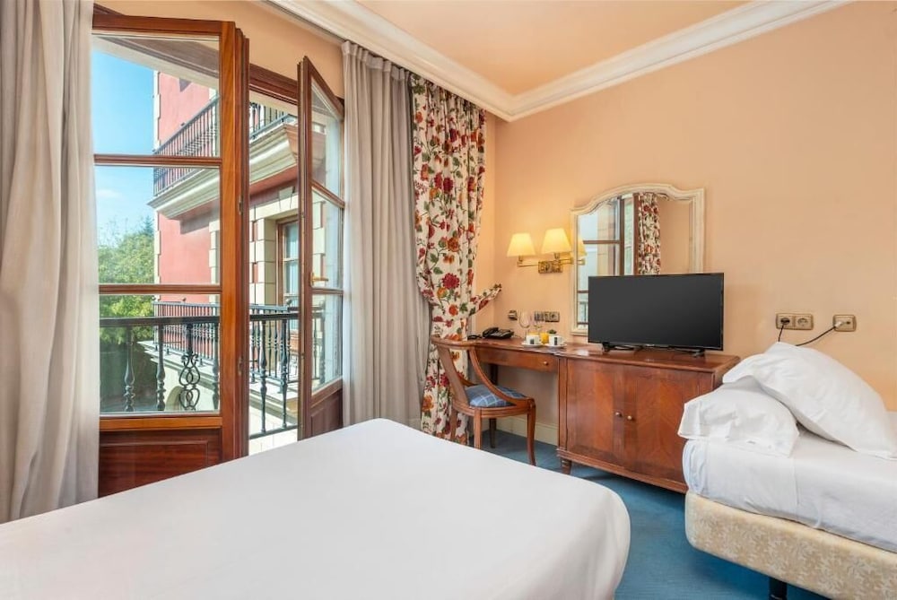 Superior, Murphy Bed, Queen Bed