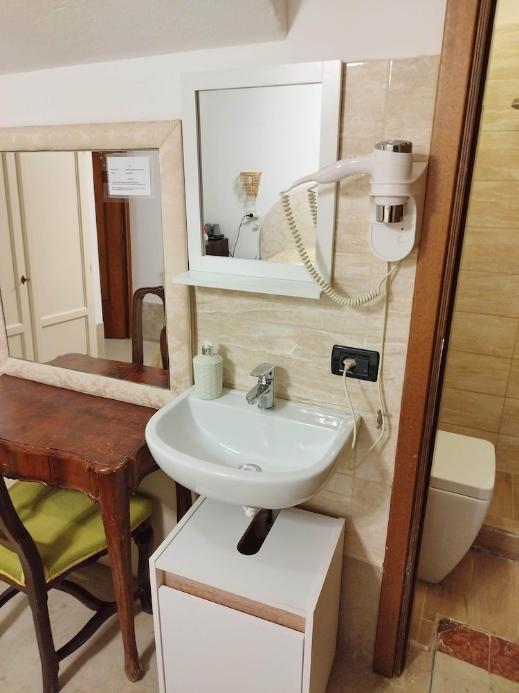 BASIC, SINGLE, LARGE SINGLE BED, GROUND FLOOR