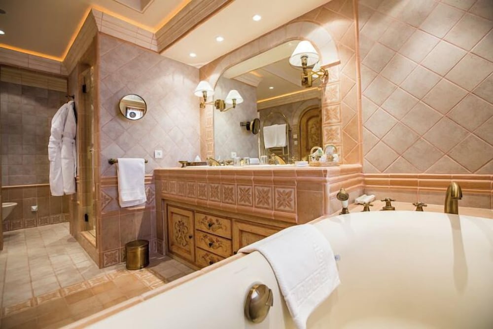 شقة غراند بسرير كينج وسرير كوين وسريرين منفصلين، Hotel de la Loze 2/2