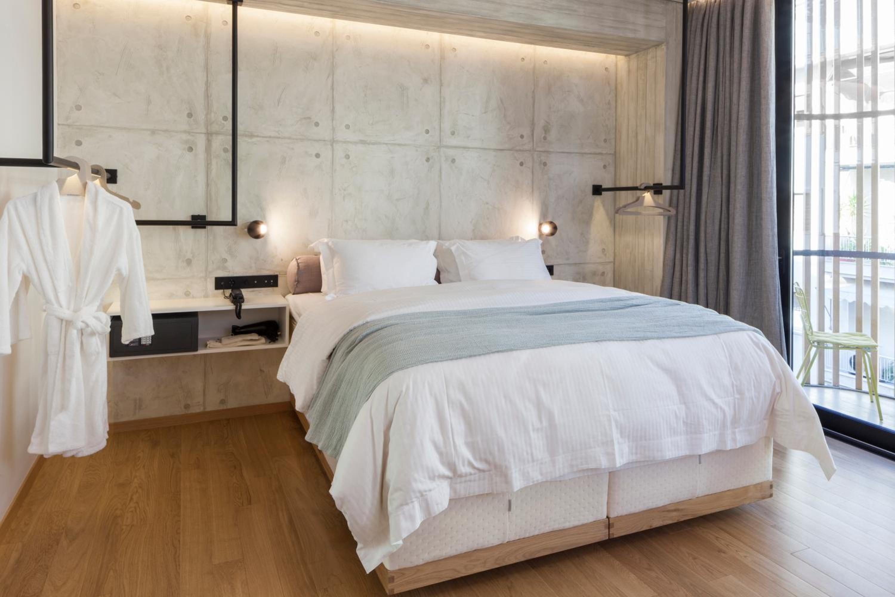 Boulevard, Suite, Balcony