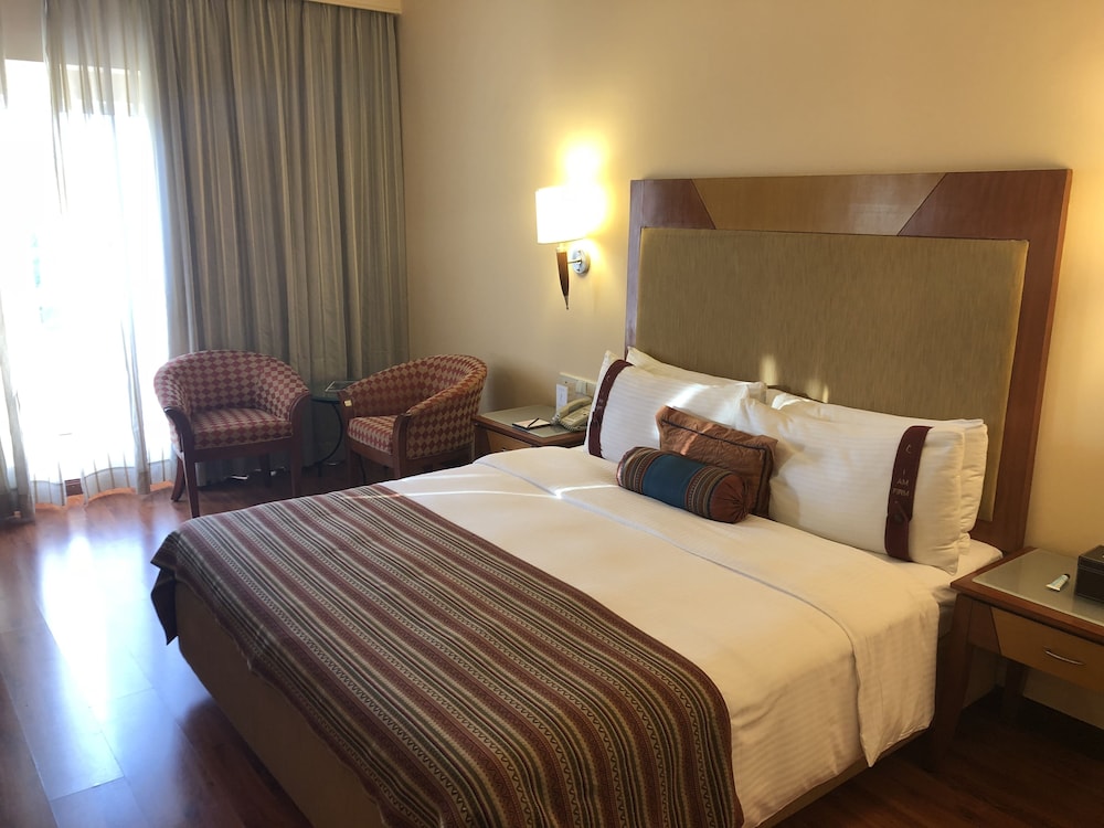 PREMIER, QUEEN BED, POOL VIEW