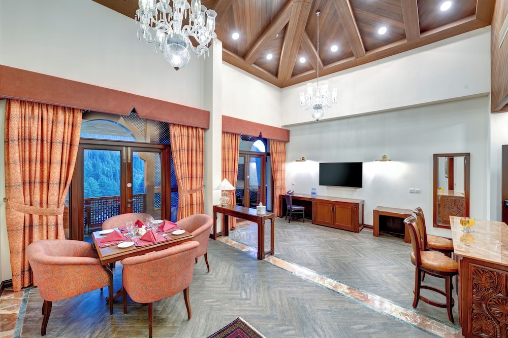 Pearl Continental Malam Jabba 31/50