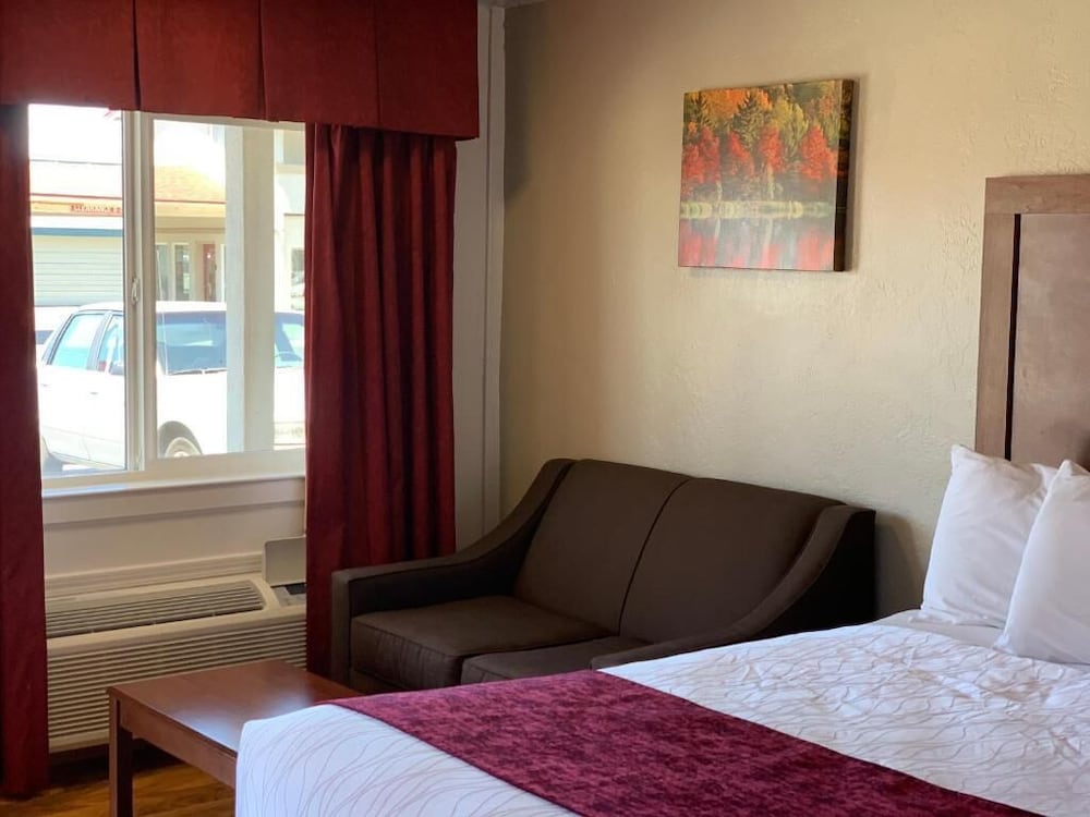 Red Carpet Inn Medford 28/36