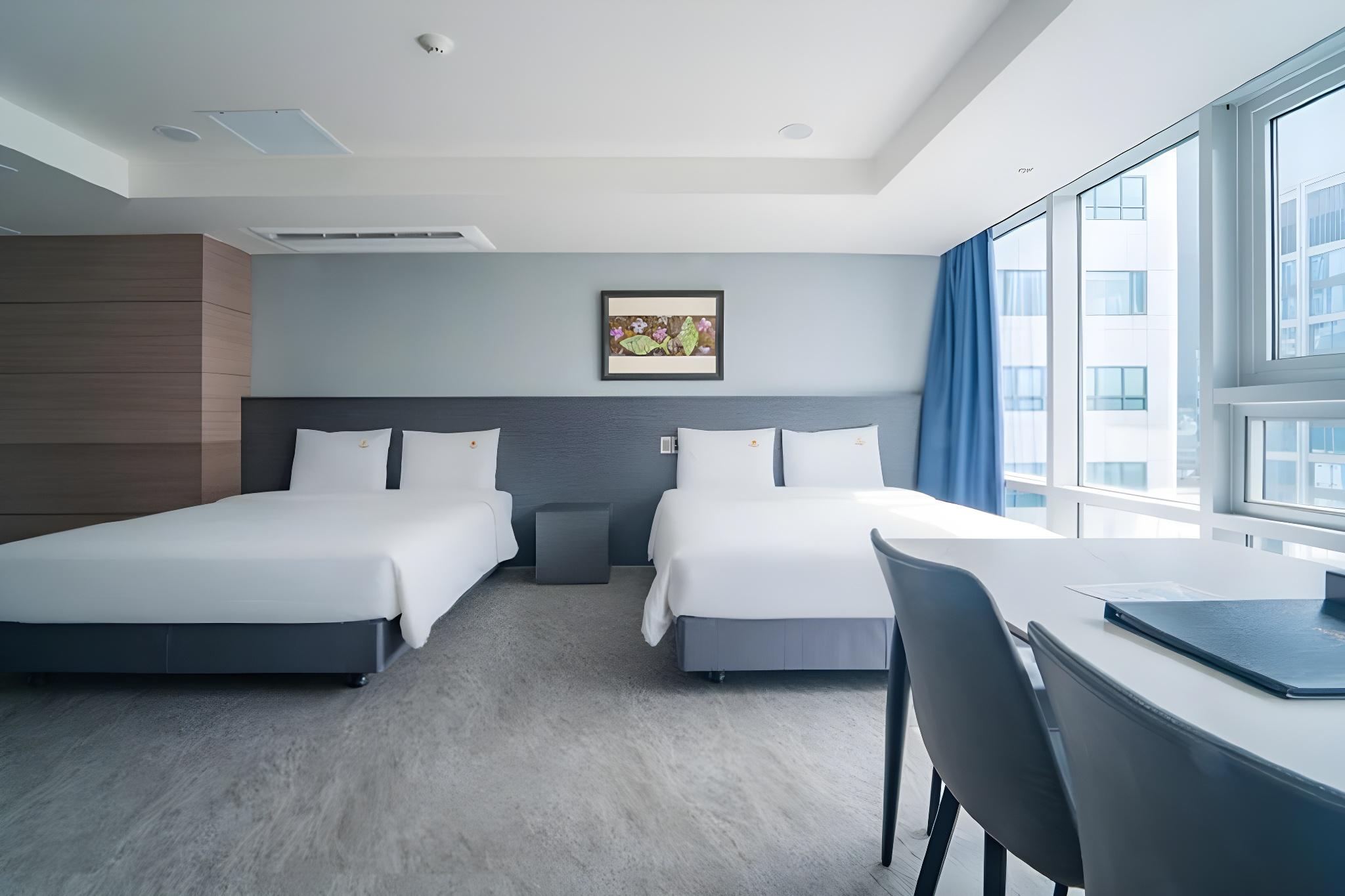 Suite, Triple, Partial Ocean View, Middle Floor