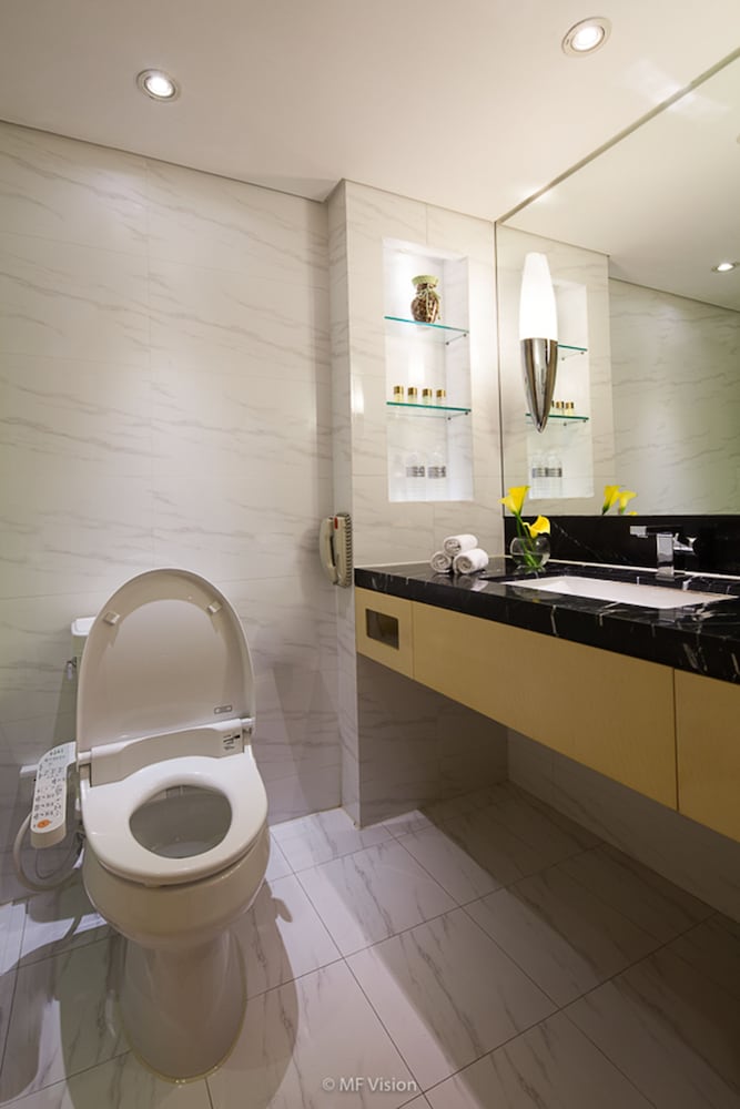 Jin Jiang Tower Hotel 5/63