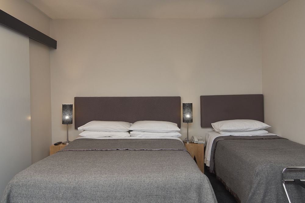 STUDIO, TWIN BEDS