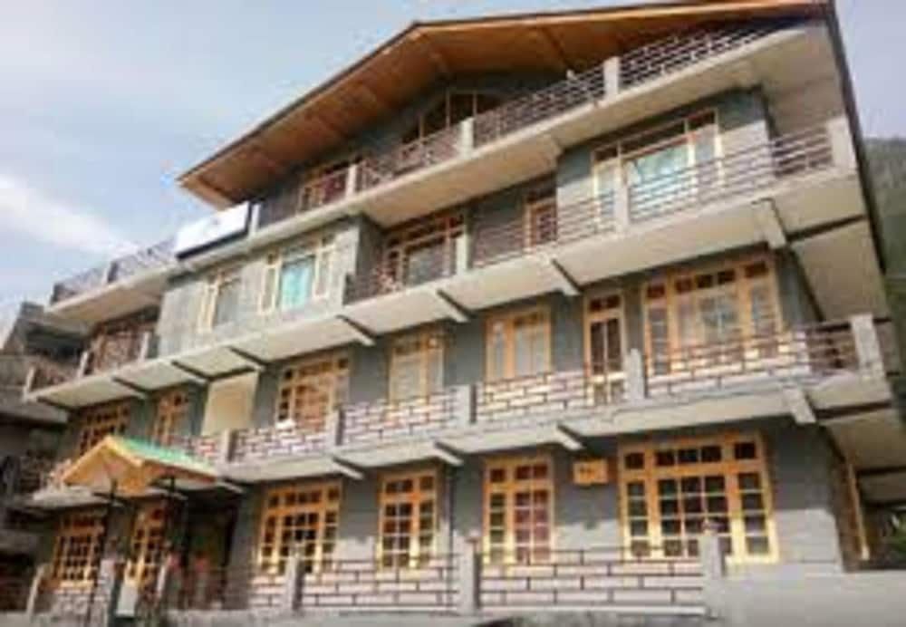 Sky Way Manali by Royal Collection 1/8