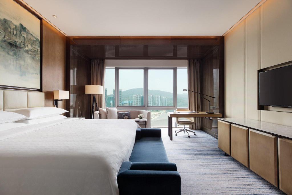 1 Bedroom, Ambassador, Suite, King Bed, City View, Balcony, Club Lounge Access, Corner