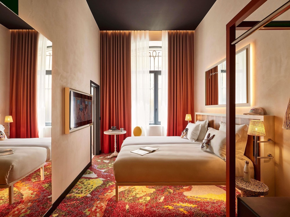 Medium, Twin Beds