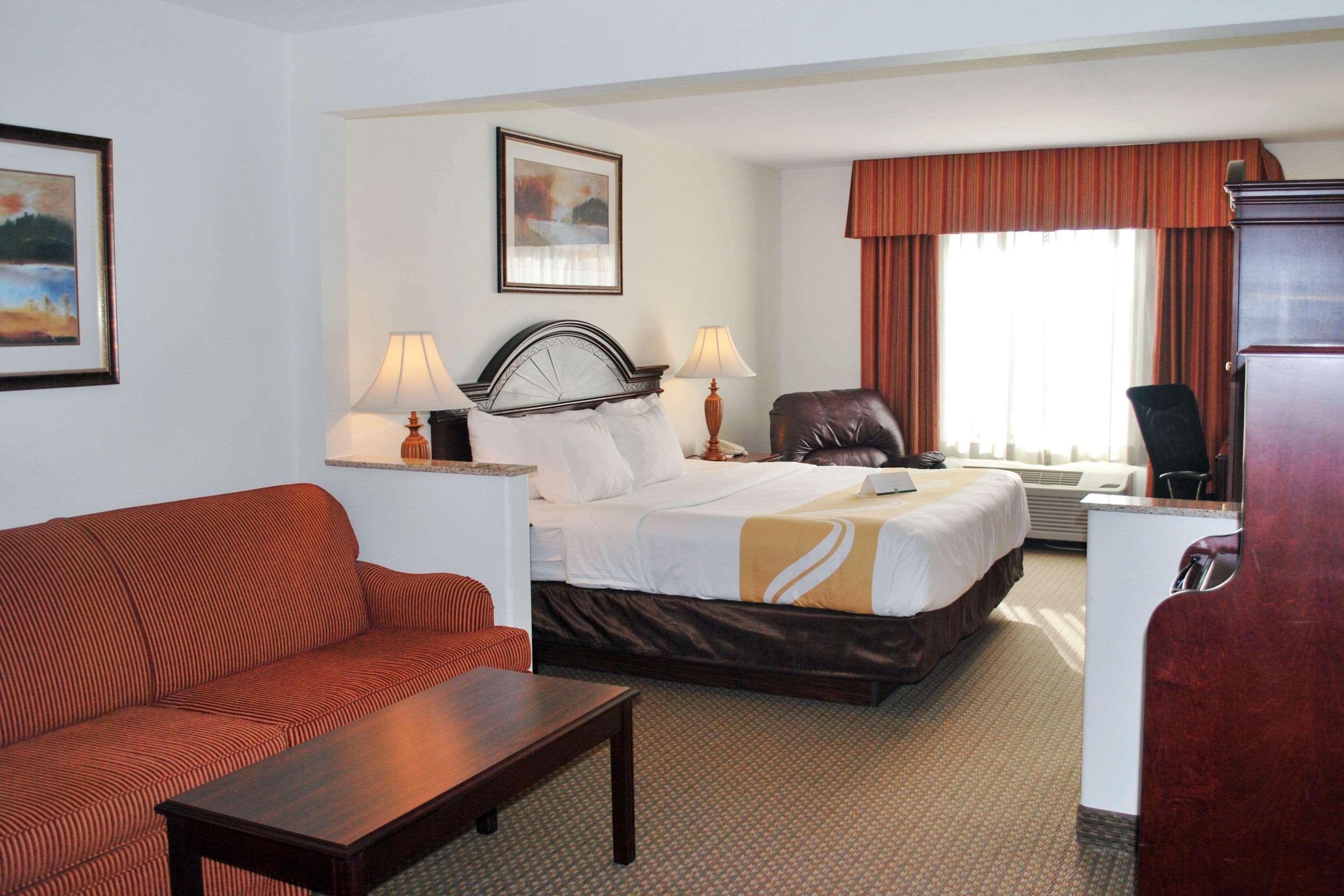 SUITE, KING BED