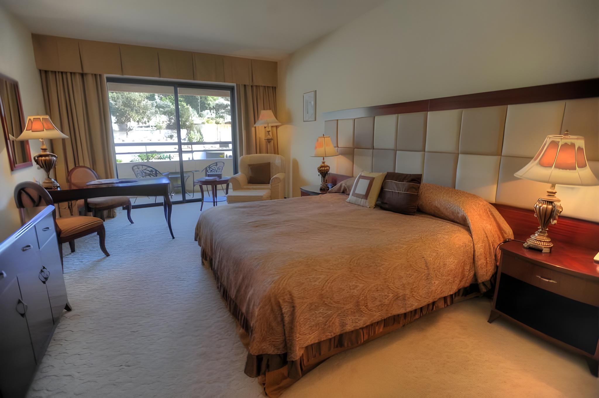 Inland, Superior, Triple, King Bed