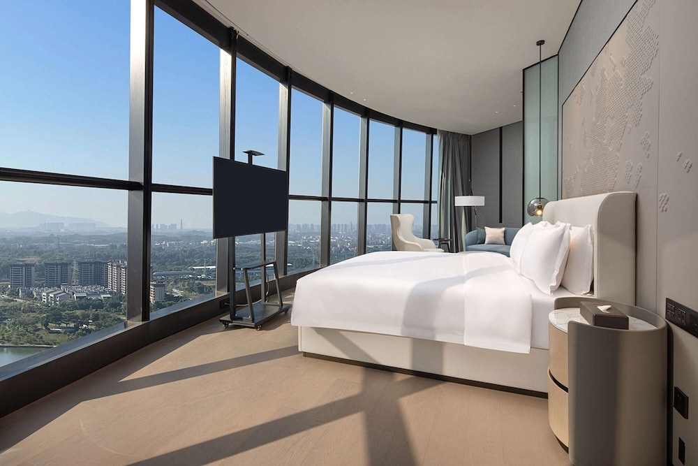 EXECUTIVE, KING BED, LAKE VIEW