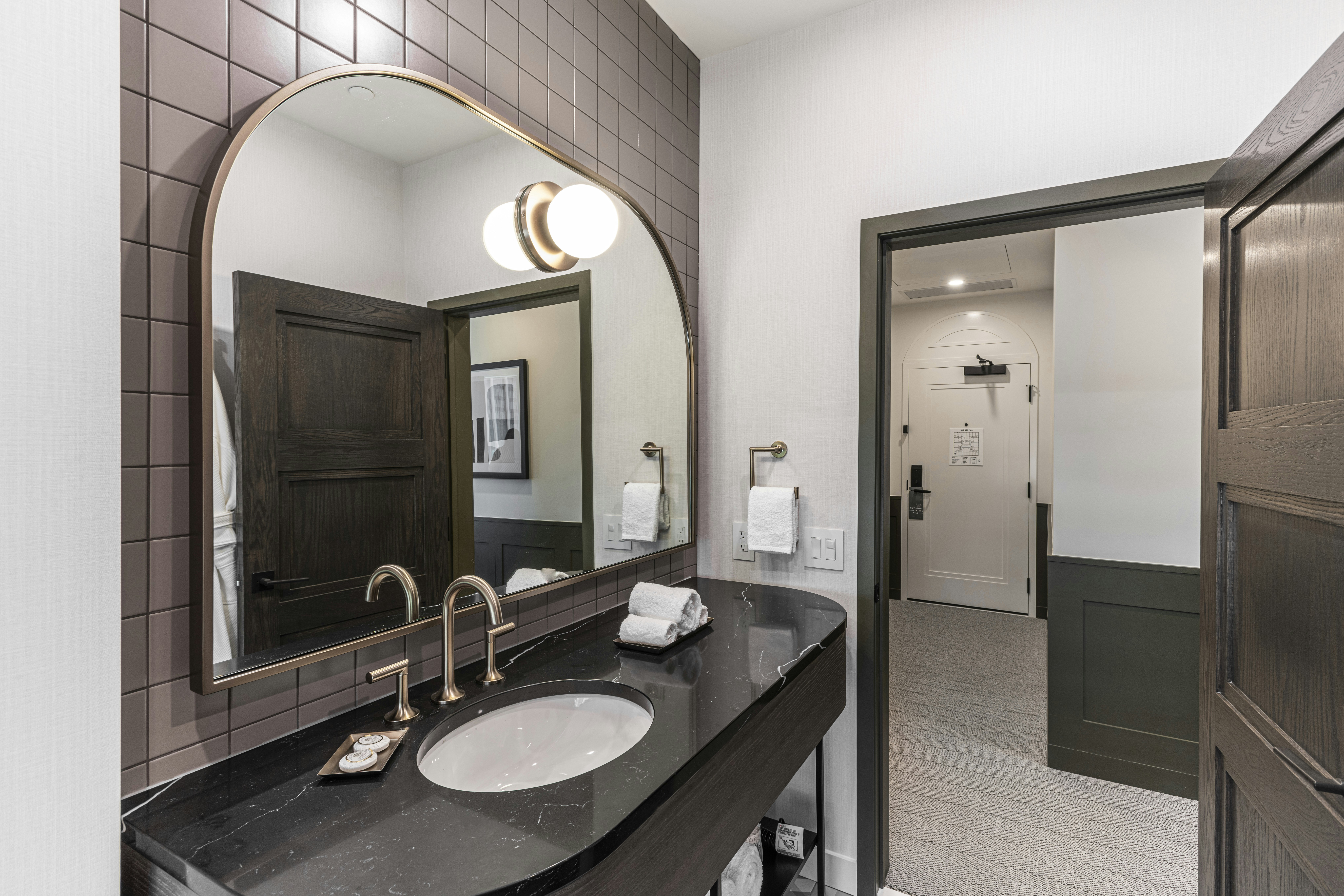 غرفة ركنية بسرير كينج، The Westley Calgary Downtown, Tapestry Collection by Hilton 5/5